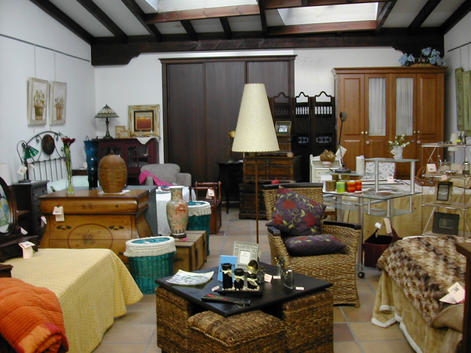 Foto interior de la tienda donde se puede ver la amplia exposicin